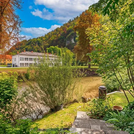 Jana's Garden House With Hot Tub *
